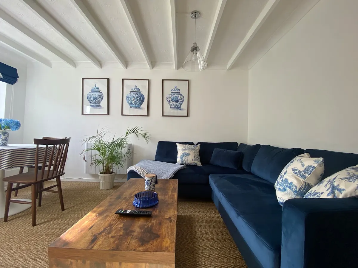 Charming 2-Bedroom Garden Flat with Beach Access in West Lulworth
